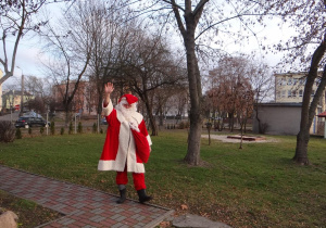 Mikołaj idzie z workiem prezentów